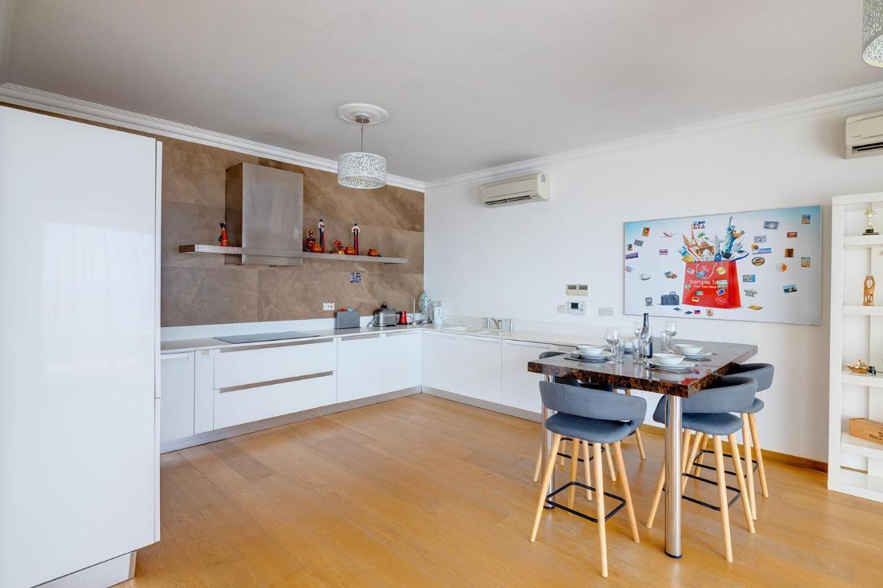 Seafront Apartment In Sliema With Pool, Upmarket Complex Екстер'єр фото