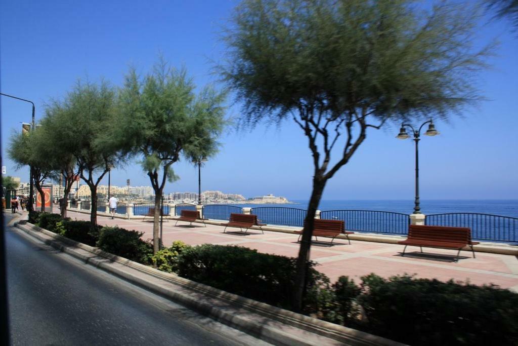 Seafront Apartment In Sliema With Pool, Upmarket Complex Екстер'єр фото
