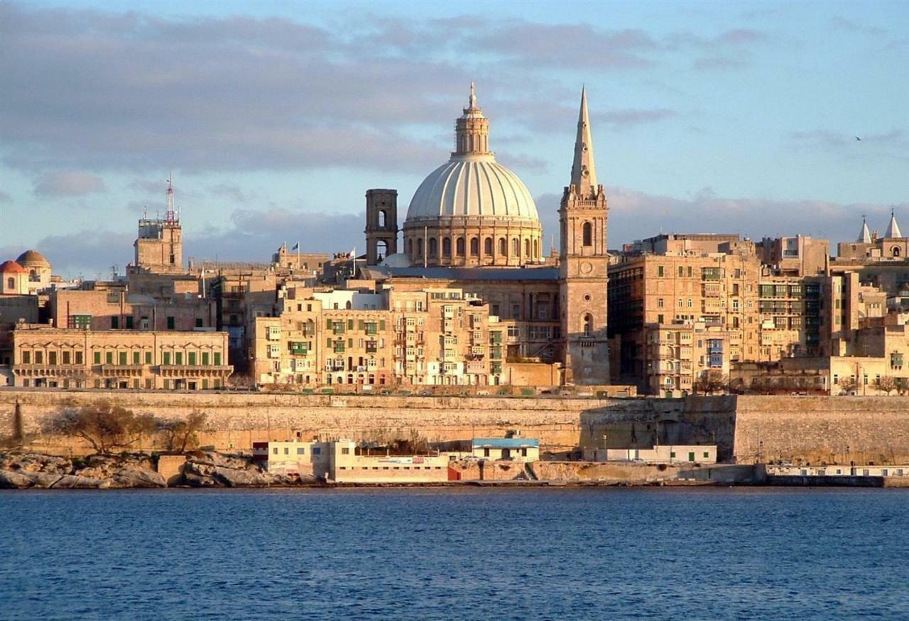 Seafront Apartment In Sliema With Pool, Upmarket Complex Екстер'єр фото