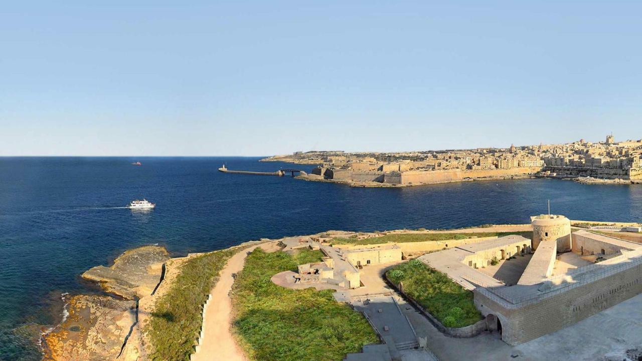 Seafront Apartment In Sliema With Pool, Upmarket Complex Екстер'єр фото